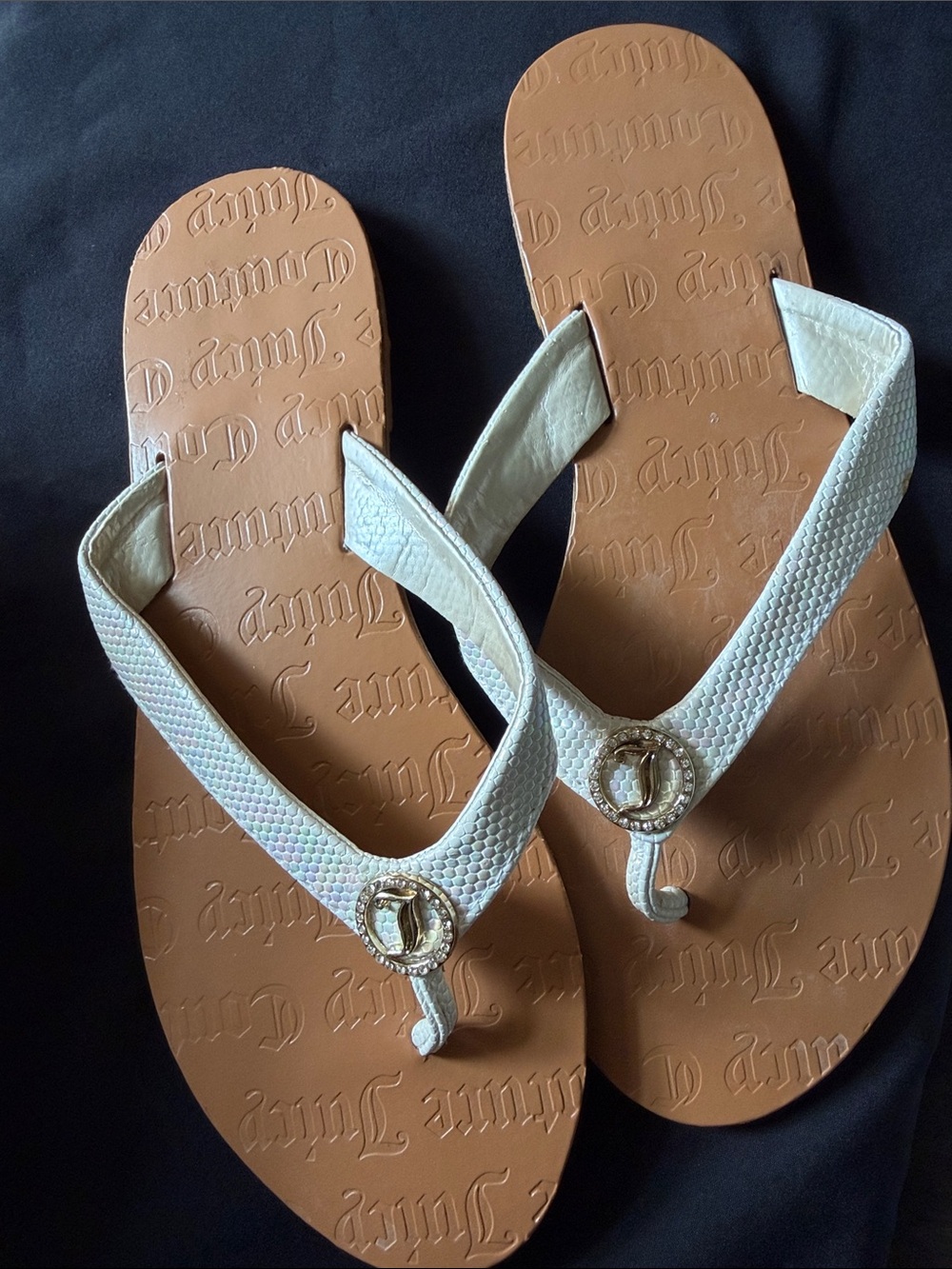 Juicy Couture White Textured Strap Flip Flops with Gold Logo Accent